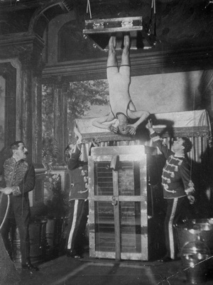 Houdini a kínai vízi kínzócellában