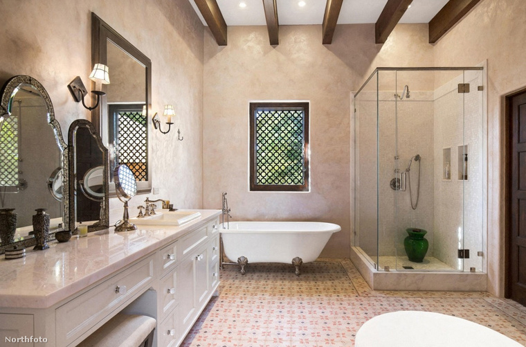 A többi fürdő a beálló zuhanyfülkével és a sminkasztalokkal már egy modernebb stílust képviselnek.