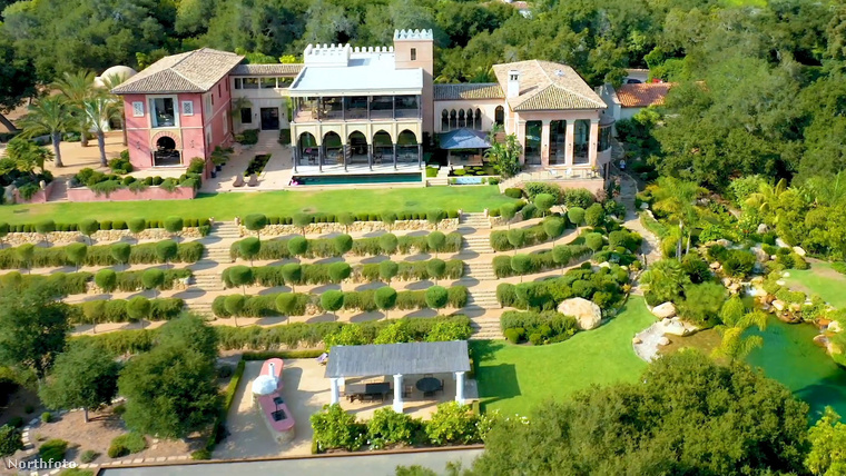 A Villa Tragara névre hallgató házat Kinka Usher, a televíziós reklámok rendezője és az 1999-es Mystery Men című film rendezője tervezte