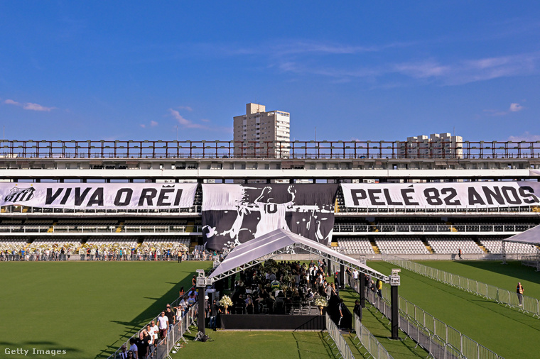 Pelé ravatala a Santos stadionjában. (Fotó: Pedro Vilela / Getty Images Hungary)