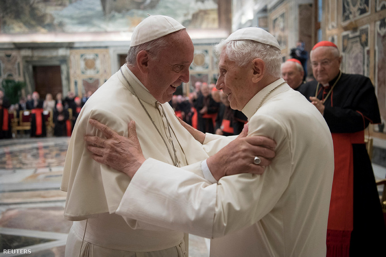 Benedek emeritus pápát köszönti Ferenc pápa a vatikáni pappá szentelésének 65