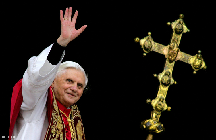 Joseph Ratzinger  bíboros integet a vatikáni Szent Péter-bazilika erkélyéről, miután 2005