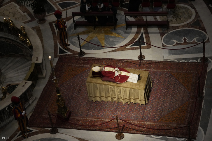 XVI. Benedek nyugalmazott pápa ravatala a vatikáni Szent Péter-bazilikában 2023. január 3-án
