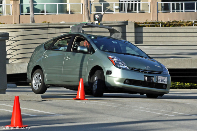 Egy sofőr nélküli Google-autóvá alakított Toyota Prius a tesztpályán