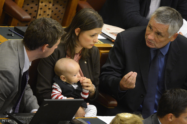Dúró Dóra gyermekével a Parlamentben