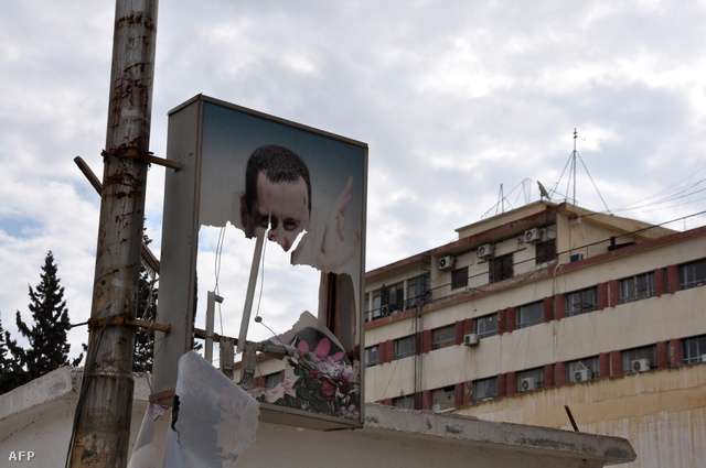 Bassár el-Aszad szíriai elnök leszakadt portréja Raqqában.