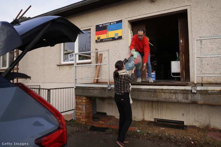 Önkéntesek az ukrajnai menekülteknek pakolnak segélyszállítmányt 2022. december 20-án Németországban
