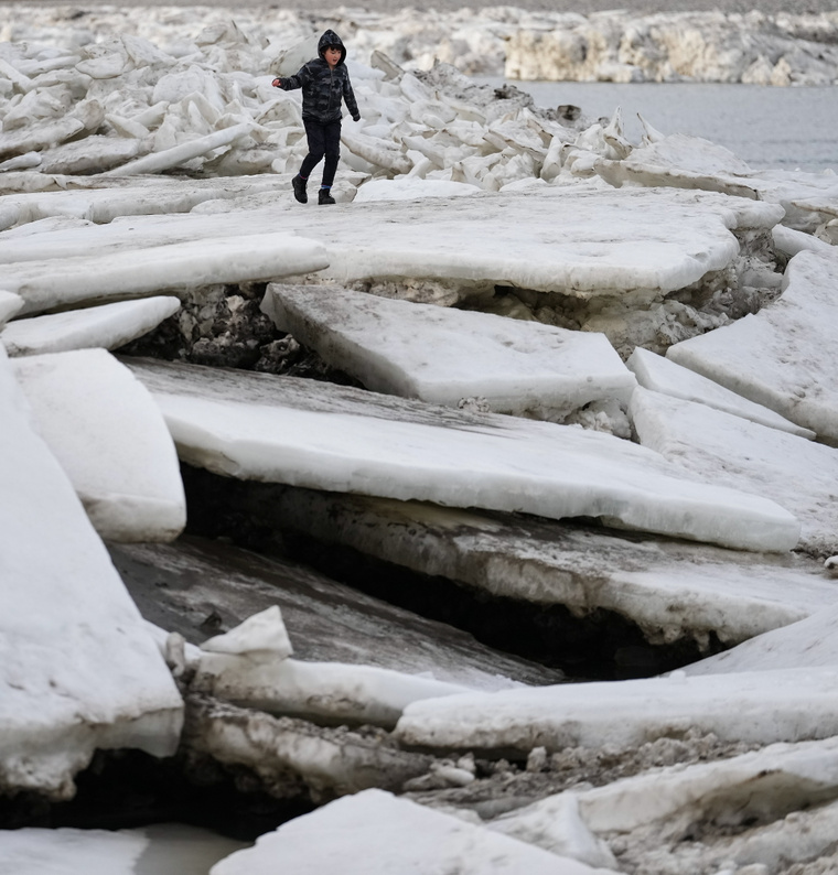 Egy fiatal fiú hatalmas jégtáblákon sétál, amelyek a Fraser-folyón gyűltek fel. (Fotó: Darryl Dyck/Northfoto)