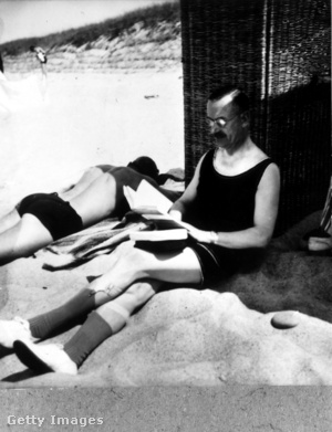 Az író egy tengerparti nyaraláson 1932-ben
