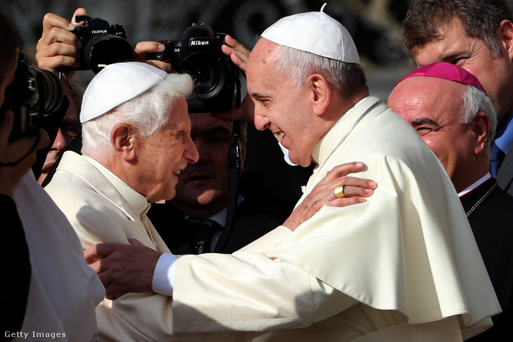 XVI. Benedek pápa és Ferenc pápa 2014. szeptember 28-án