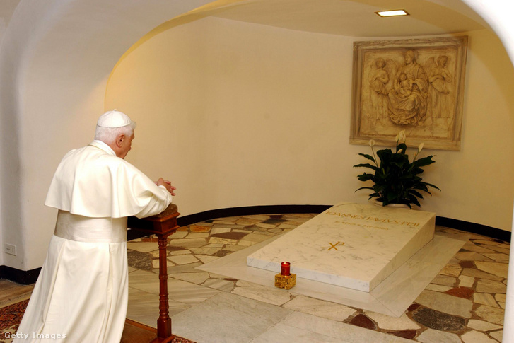 XVI. Benedek pápa II. János Pál pápa sírjánál 2005. május 2-án