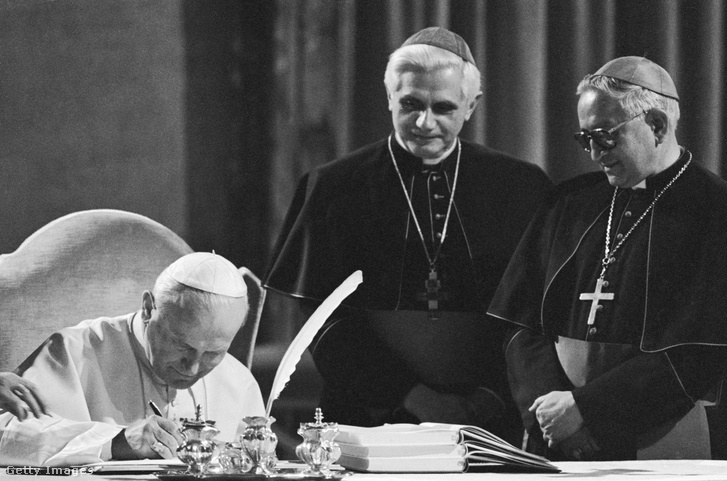 II. János Pál pápa Joseph Aloisius Ratzinger bíborossal és Jose Castillo Lara venezuelai érsekkel 1983-ban