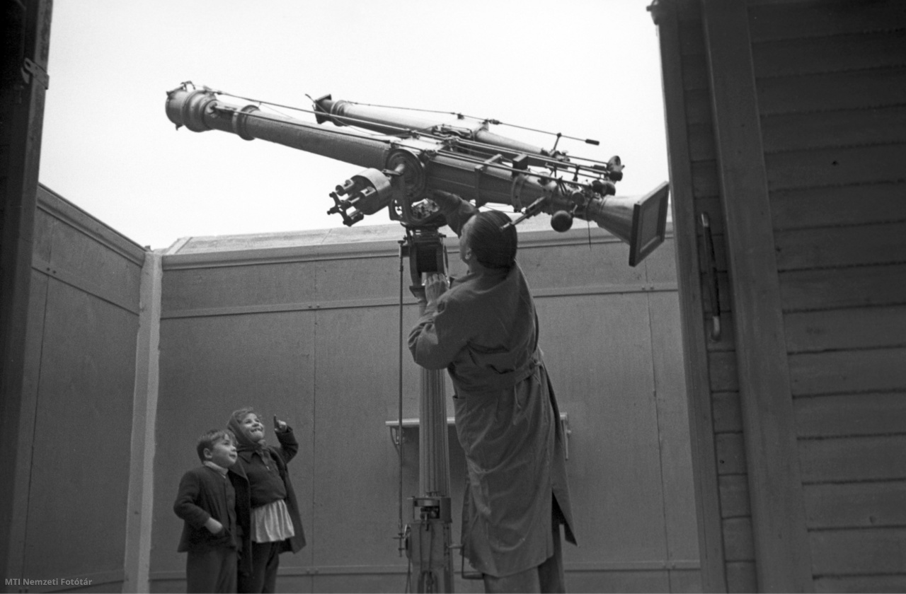 Budapest, 1949. november 1. Gyerekek nézik a szabadság-hegyi csillagvizsgáló távcsövet kezelő munkatársát