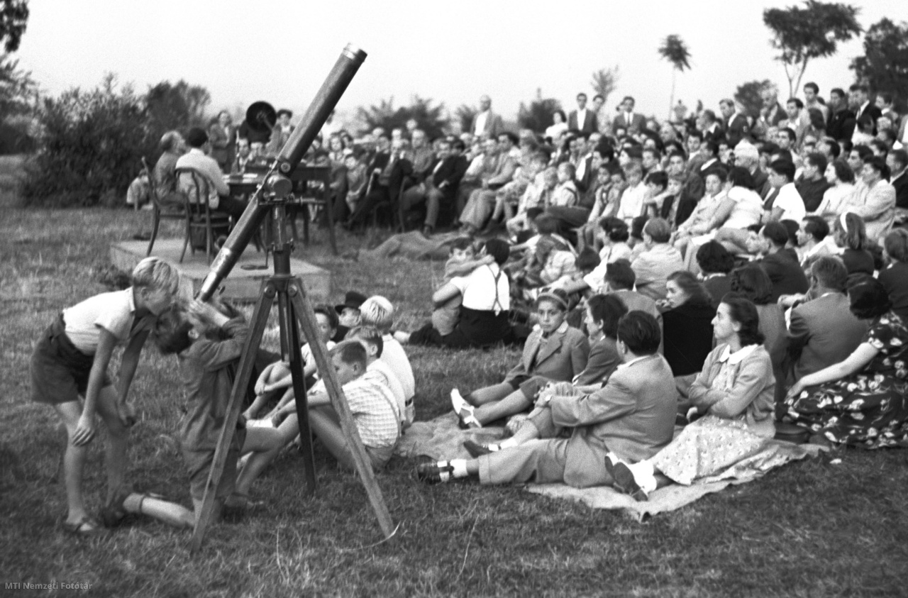 Budapest, 1953. augusztus 25. A csillagászatról szóló ismeretterjesztő előadást hallgatja a közönség az Uránia Csillagvizsgáló előtti réten
