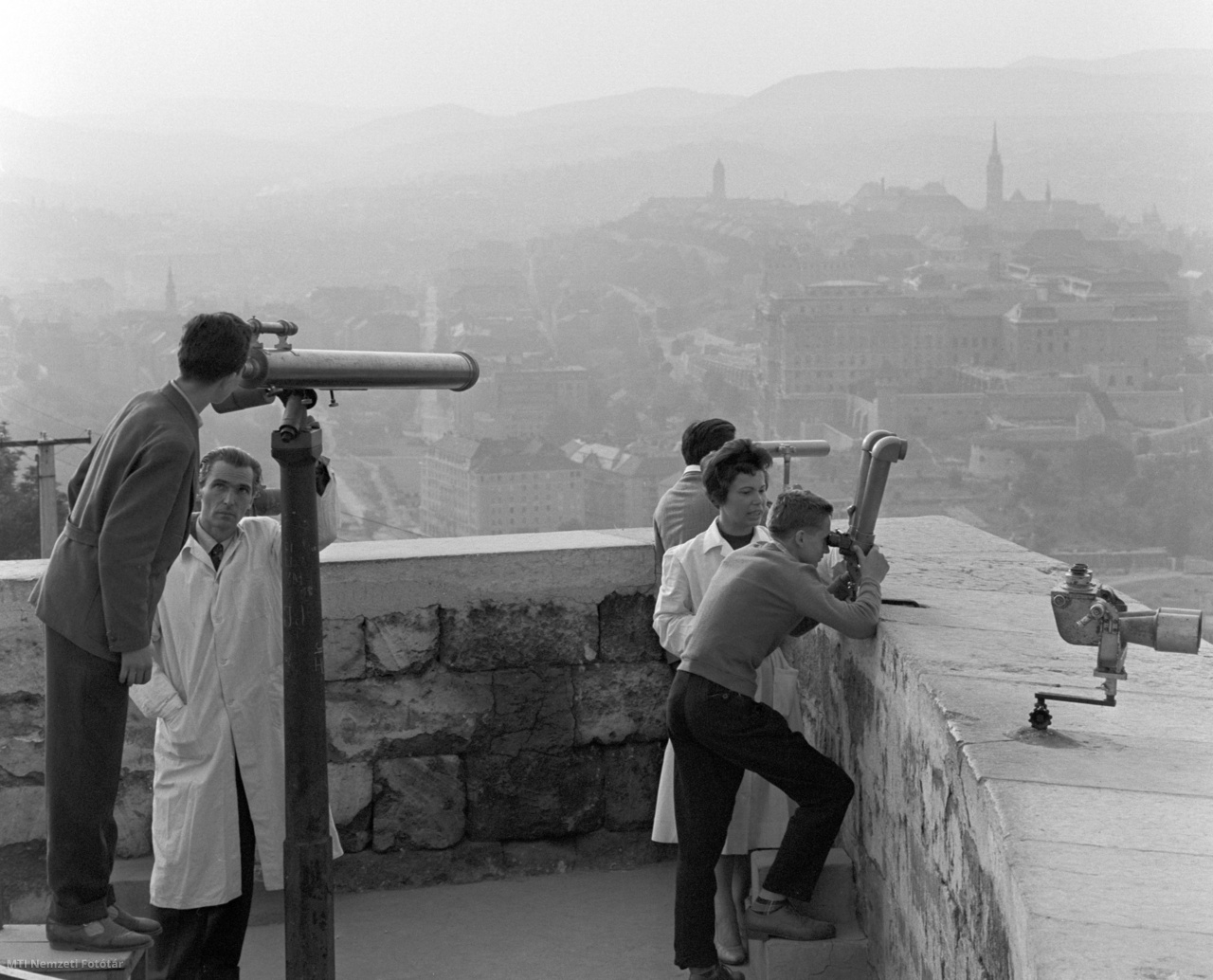 Budapest, 1962. július 9. Érdeklődők távcsöveken nézik a fővárost az Uránia Csillagvizsgálónak a Gellért-hegyen, a Citadellában működő nyári bemutatóhelyén