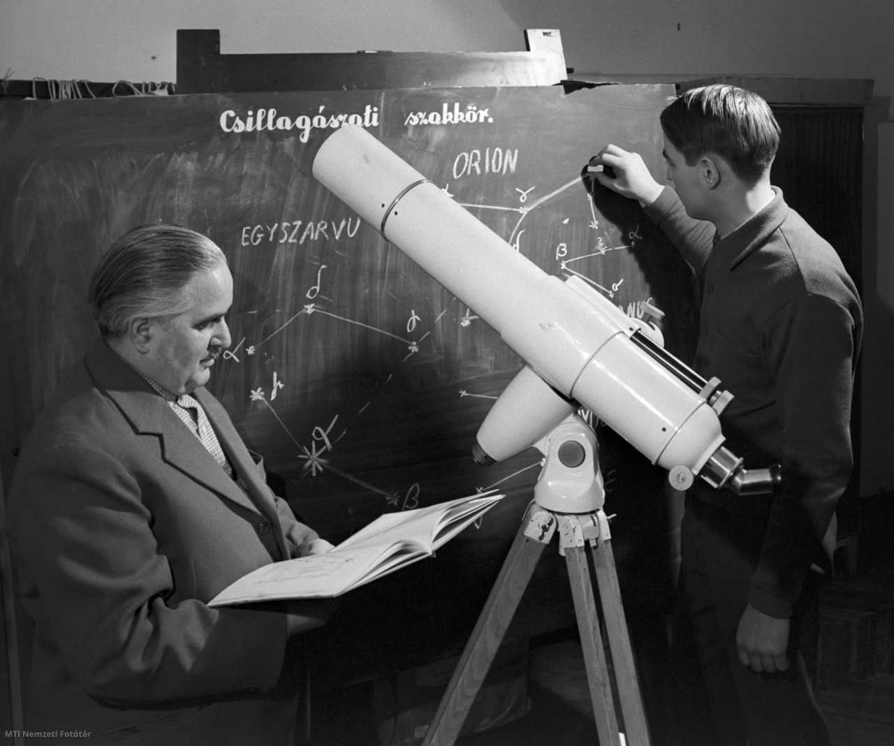 Kaposvár, 1963. február 11. Menilánz Imre és Kertész Levente csillagászati számításokat végez a pár évvel ezelőtt megalakult amatőr csillagászszakkörben, ahol hetenként háromszor találkoznak, hogy a legújabb csillagászati eredményeket, szakkönyveket tanulmányozzák, és előadásokat hallgassanak