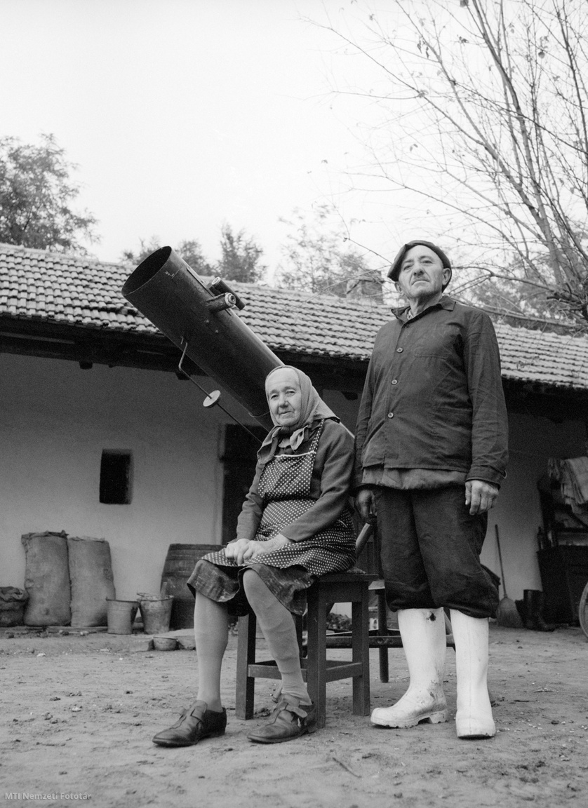 Békéscsaba, 1975. október 10. Marik János 63 éves állatgondozó és felesége a távcsővel. A csillagászkodó férfi a békéscsabai tanyavilágban él feleségével. 1971-ben egy csillagászati könyv alapján távcsövet készített, majd egy 25 cm tükörátmérőjű távcsövet épített. Azóta rendszeresen megfigyeléseket végez és naplót vezet a napfoltokról, a Holdról és más égitestekről