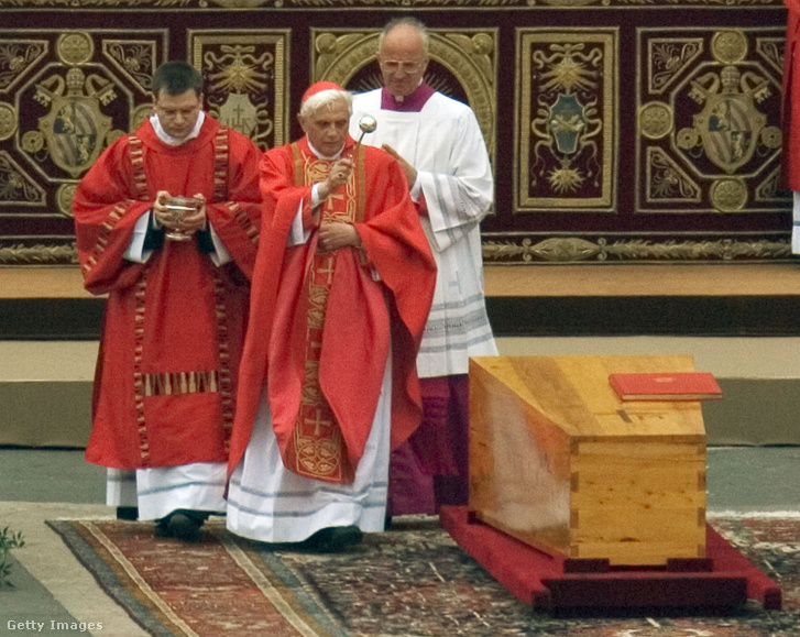 Joseph Ratzinger bíboros II. János Pál temetésén, 2005-ben