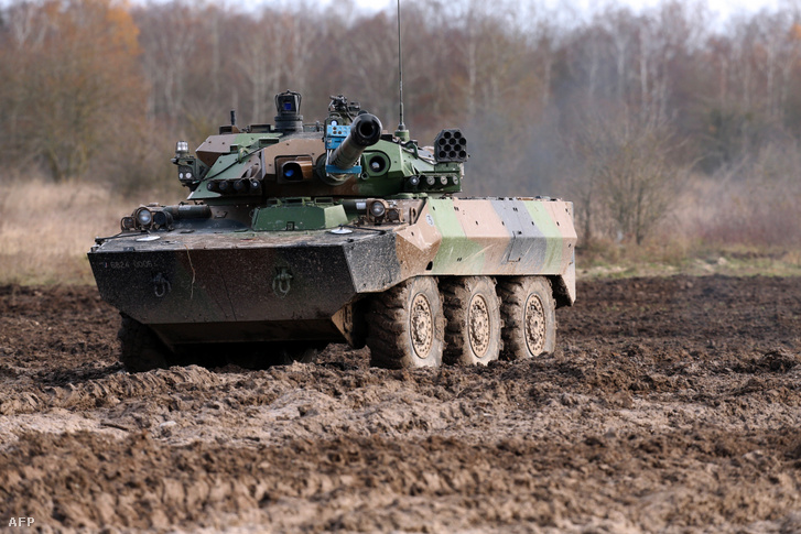 A francia hadsereg AMX–10 RC harckocsija az észak-franciaországi Sissonne-ban végzett hadgyakorlat közben 2012. november 29-én