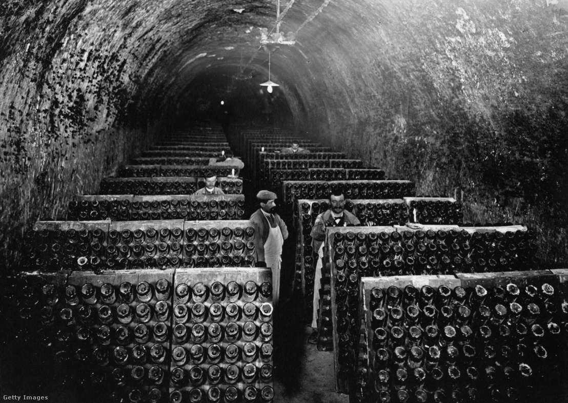 Több ezer üveg pezsgő érlelődik a franciaországi Reims egyik római pincéjében 1910 körül