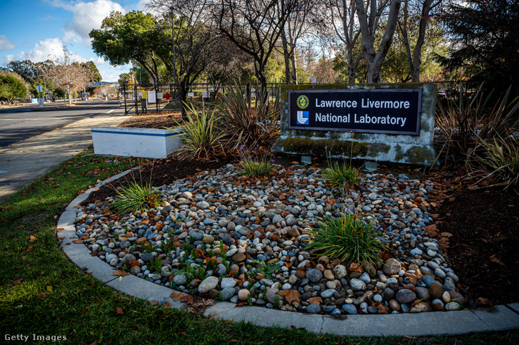 Az Egyesült Államok Energiaügyi Minisztériuma Lawrence Livermore Nemzeti Laboratóriumának nyugati kapuja a kaliforniai Livermore-ban 2022. december 12-én