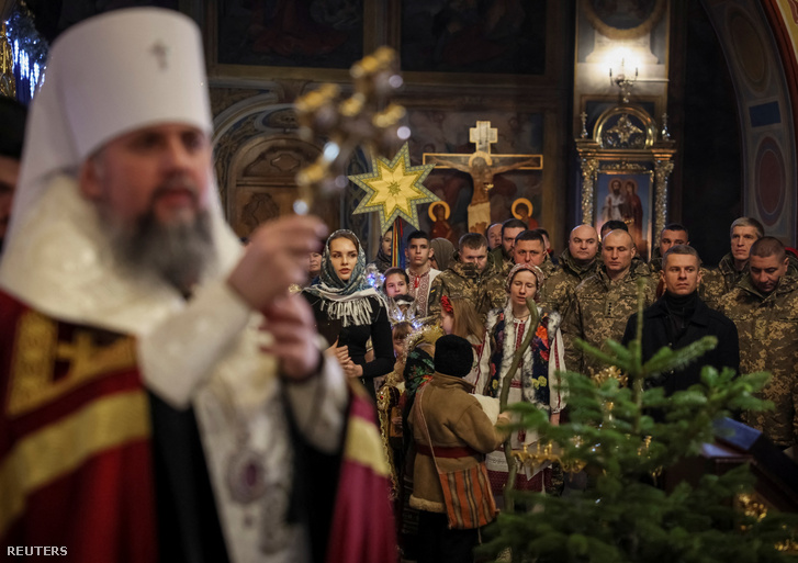 Ukrán katonák vesznek részt az ortodox karácsonyi ünnepségen a kijevi Szent Mihály-székesegyházban 2023. január 6-án
