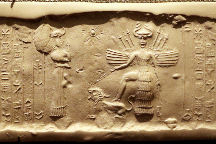 Ókori akkád hengerpecsét, amely Inannát ábrázolja, több, Enhéduannának tulajdonított himnusz alanya, lábát egy oroszlán hátán nyugtatva i. e. 2334–2154 körülről