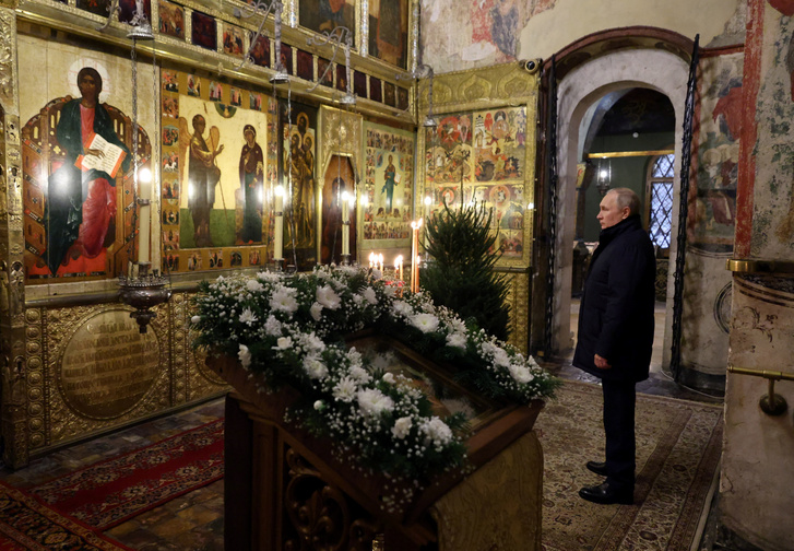 Vlagyimir Putyin az ortodox egyházi karácsonyi istentiszteleten a Kreml katedrálisában 2023. január 7-én