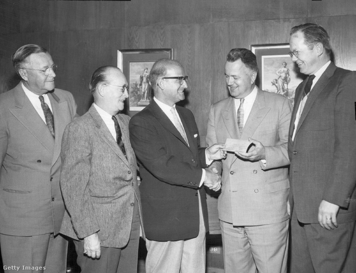 Matthew Bernatsky (jobbra) csekket kap Mark Toraytól (balra), a Town Club menedzserétől 1956. május 6-án