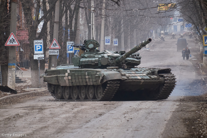 Ukrán harckocsi halad el 2022. december 24-én, Bahmutban Ukrajnában