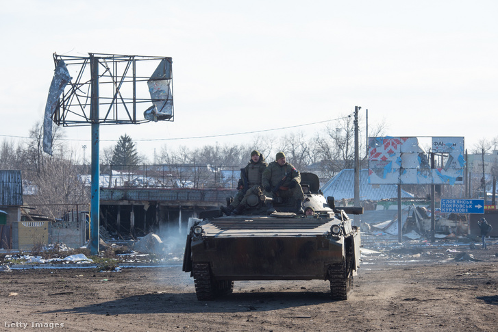 Orosz tank halad el Volnovakha Donyeck megyében, Ukrajnában 2022. március 12-én