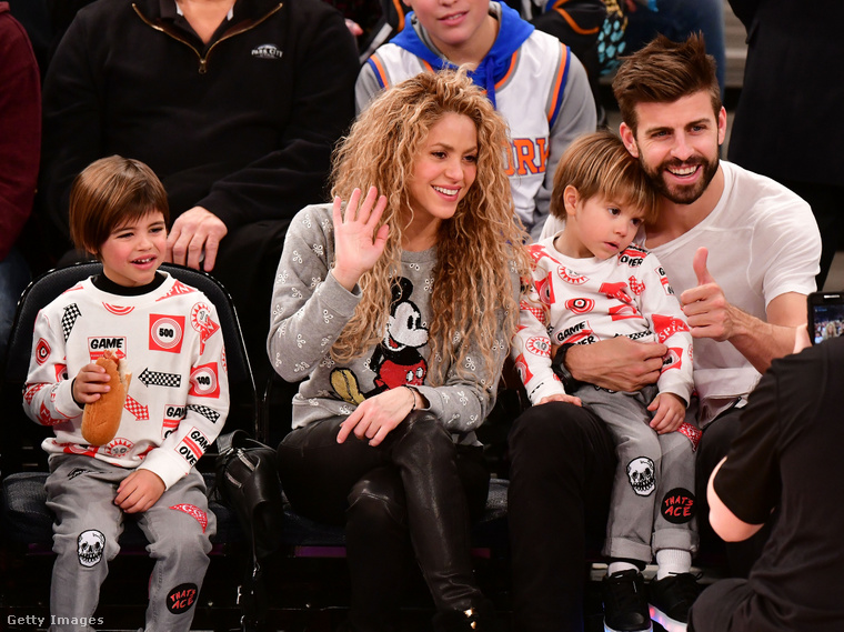 Shakira, Gerard Piqué és két gyermekük 2017-ben.