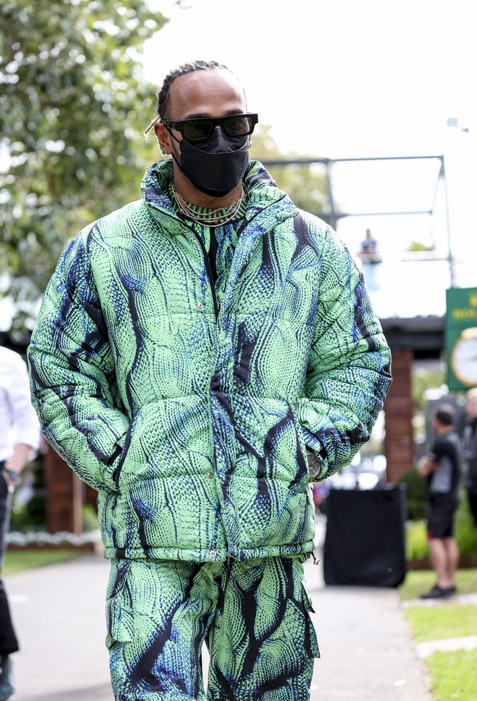 Áprilisban az ausztrál Melbourne városában jelent meg ebben a kötött pulcsi mintára emlékeztető kabát-nadrág szettben