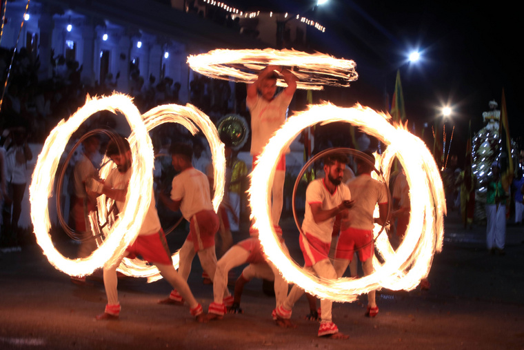 Tűzakrobaták a Duruthu Perahera fesztivál ünnepségén Srí Lankában. (Fotó: Xinhua / eyevine/Northfoto)