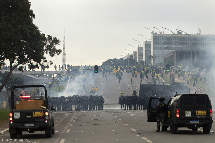 Jair Bolsonaro volt brazil elnök támogatói összecsapnak a biztonsági erőkkel 2023. január 8-án