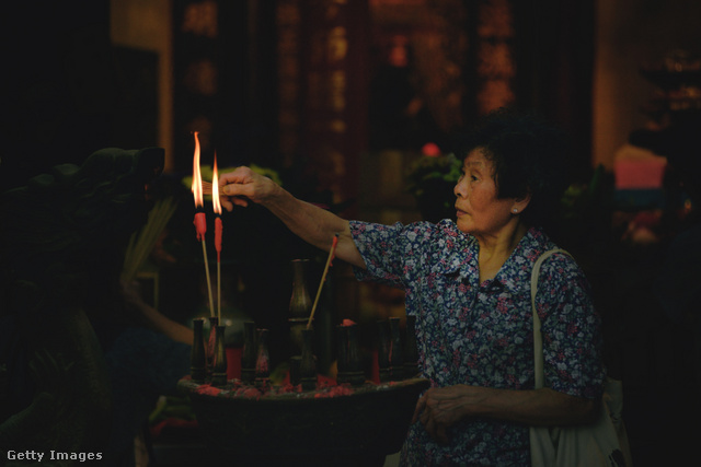 A kínaiak hagyományosan égő áldozatokat mutatnak be elhunyt családtagjaik számára