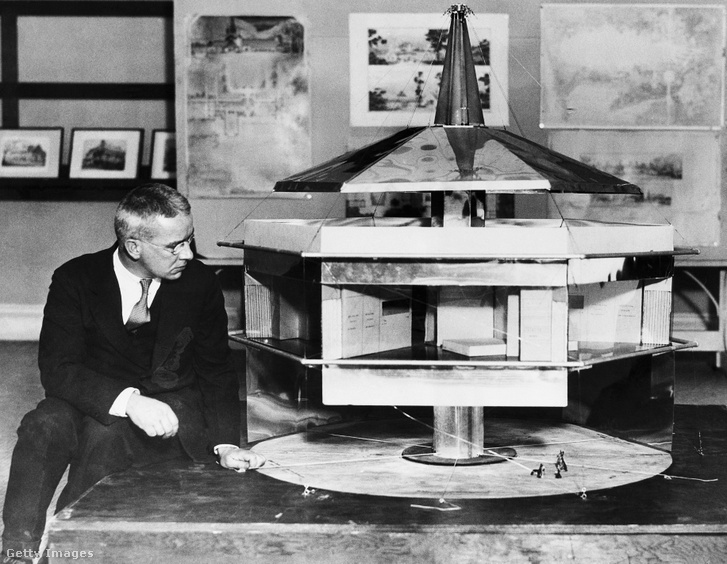 R. Buckminster Fuller a Dymaxion-ház modelljével 1930-ban
