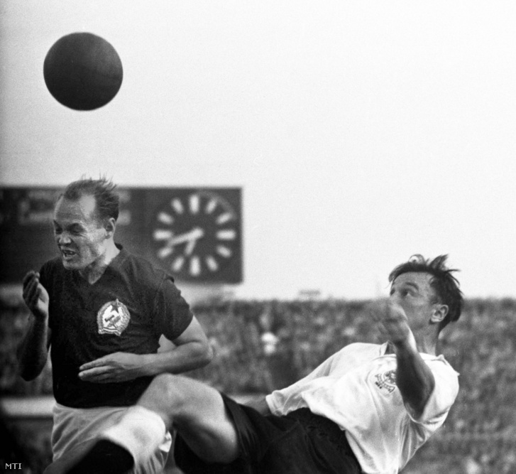 Buzánszky Jenő (b) és Jezzard harca a labdáért a Népstadionban a magyar-angol válogatott labdarúgó-mérkőzésen 1954. május 23-án, a magyar csapat 7:1 arányban nyerte meg a találkozót