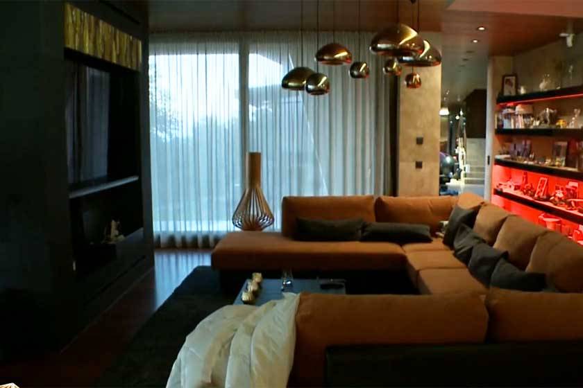 A nappaliban kényelmes kanapén elnyújtózva nézhetik a plazmatévében a műsorokat. A mennyezetről lelógó dizájnercsillárok fokozzák a luxushatást.