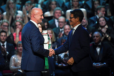 Marco Rossi átveszi az év edzője díjat Fabio Capello-tól. (Fotó: MTI)