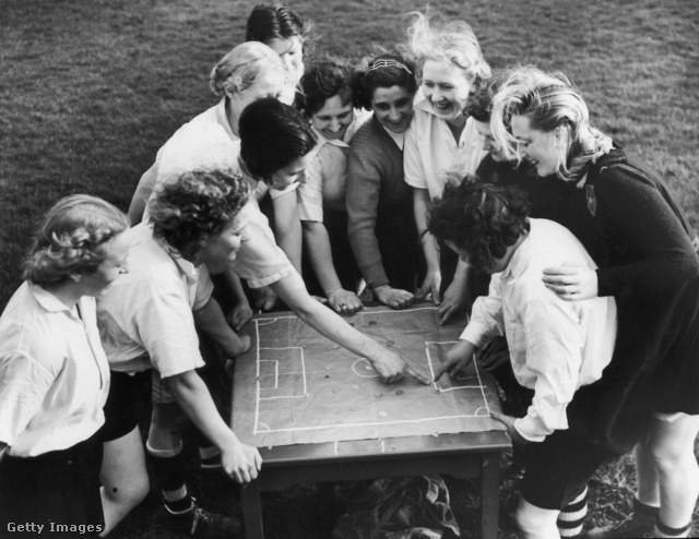 A Preston csapata taktikai megbeszélést tart egy 1939-es meccs alatt