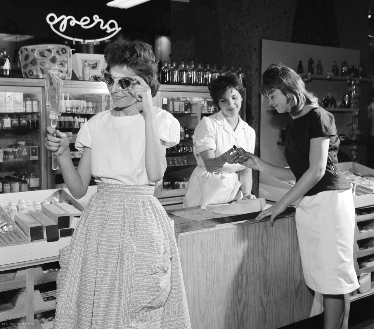 Budapest, 1961. június 21. Nők napszemüveget és kölnit vásárolnak egy fővárosi áruház illatszerosztályán
