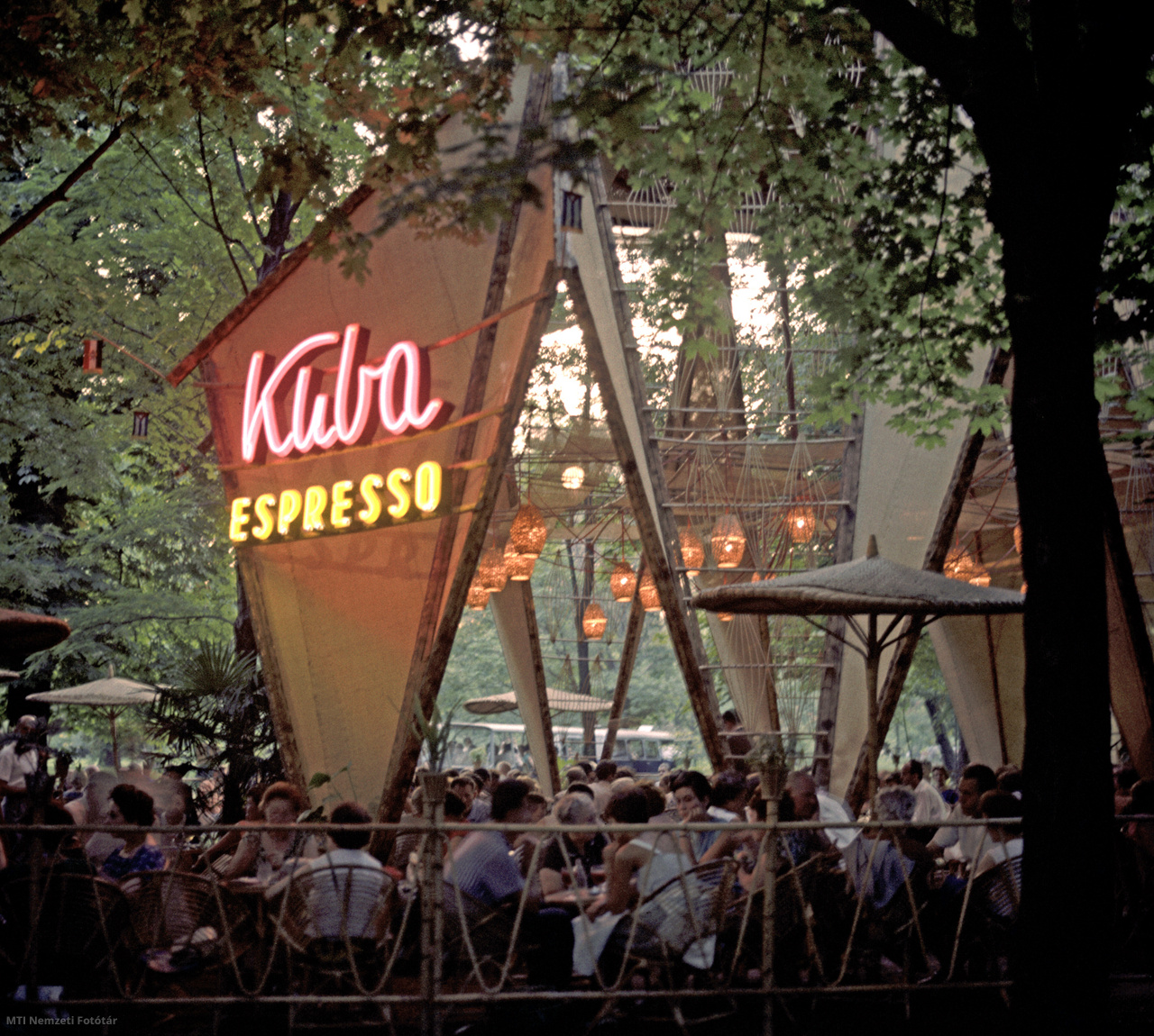 Budapest, 1963. augusztus 10. Vendégek a Városligetben megrendezett Budapesti Nemzetközi Vásárra létesített Kuba Espresso teraszán