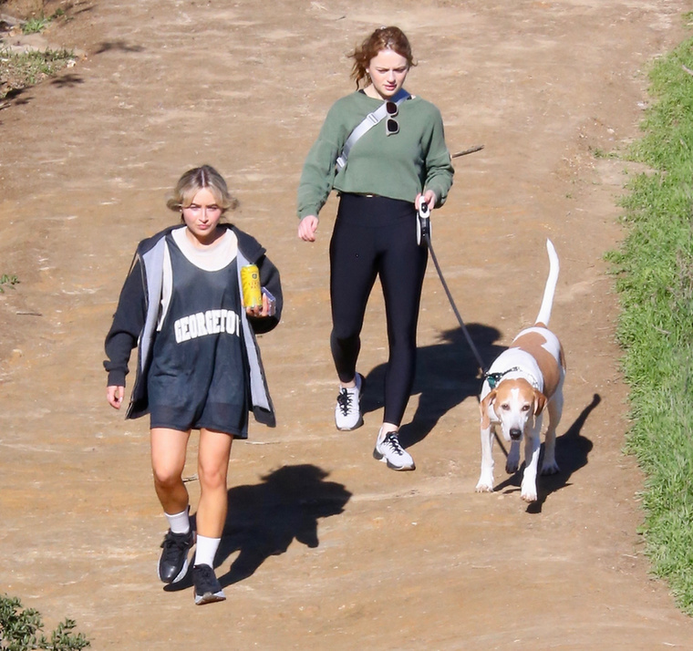 Joey King a legjobb barátnőjével, Sabrina Carpenterrel együtt indult kutyát sétáltatni