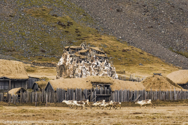 A viking élet tipikus helyszíne egy magaslatra épített ház