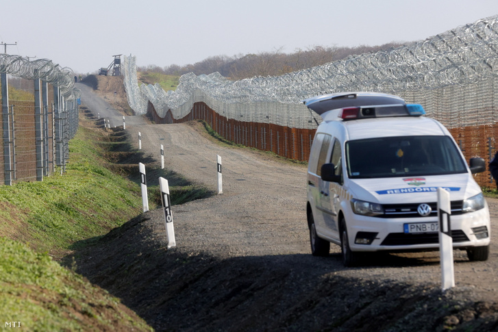 Rendőrautó a hercegszántói közúti határátkelőhelyhez közeli határszakasznál 2022. november 14-én