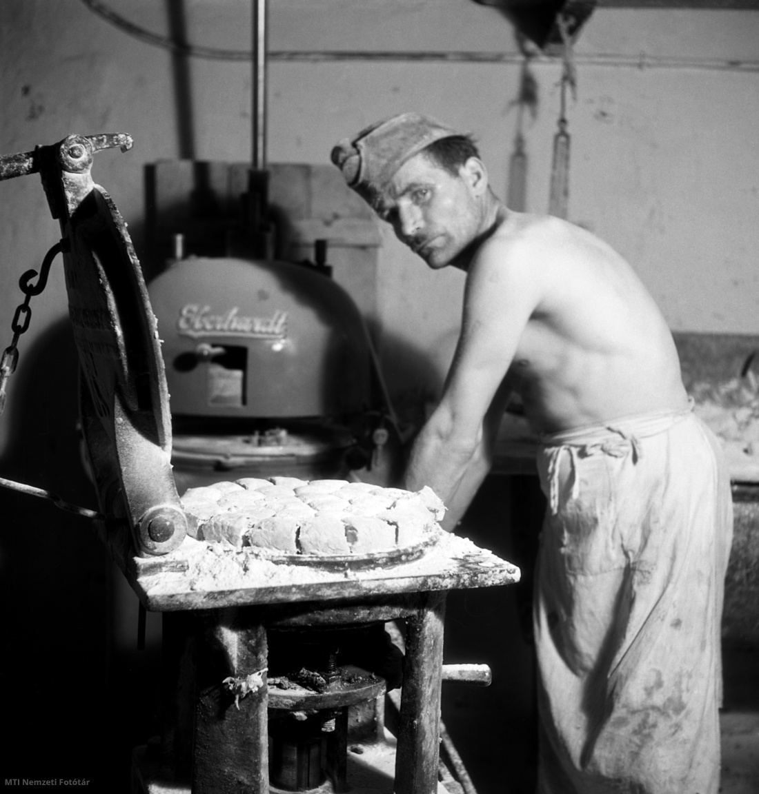 Budapest, 1948. március 13. Készül a kenyértészta Petri Gyula pékségében, a Rákóczi út 65. szám alatt