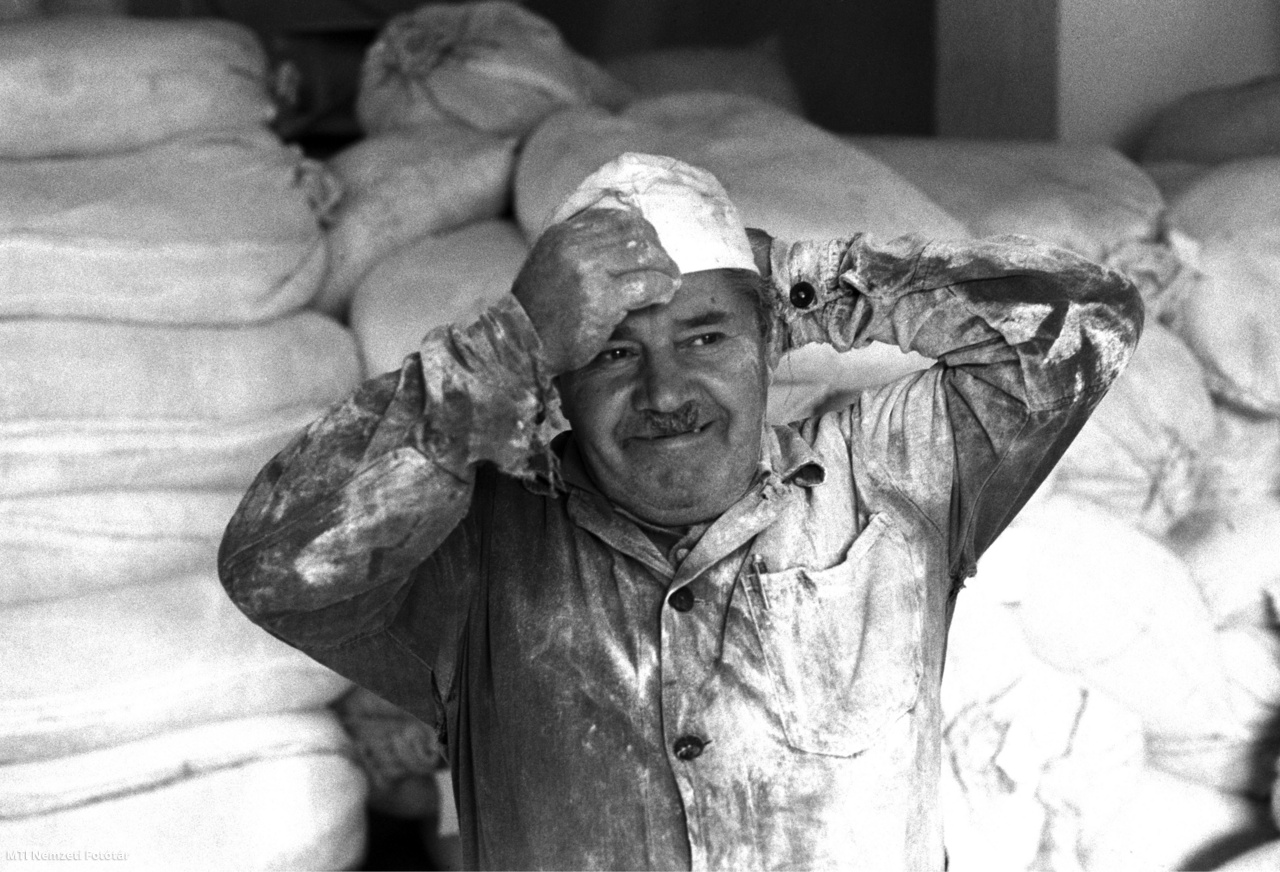 Gyöngyös, 1986. július 23. Hepp László nyugdíjas pék megigazítja sapkáját munka közben, amikor csúcsidőben besegít az új lisztből készült pékáruk készítésében a Heves megyei Sütő- és Édesipari Vállalat helyi gyárában
