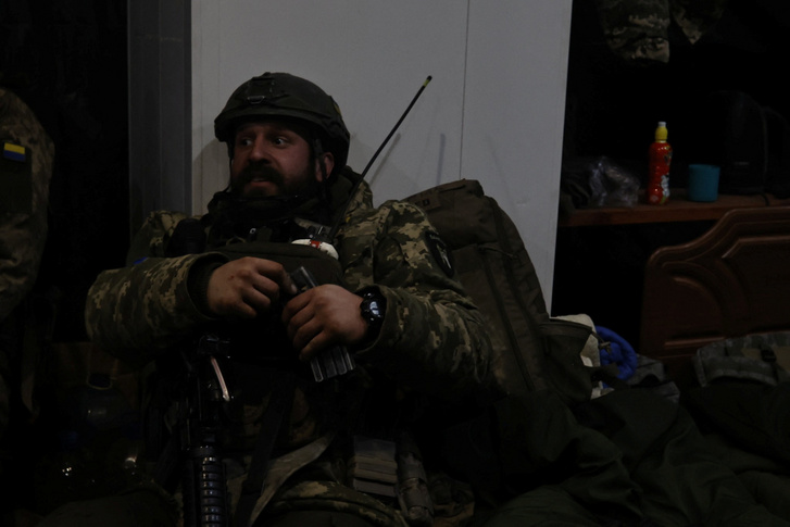 Ukrán katona az Ukrajna elleni orosz támadás közepette Szoledar városában 2023. január 9-én