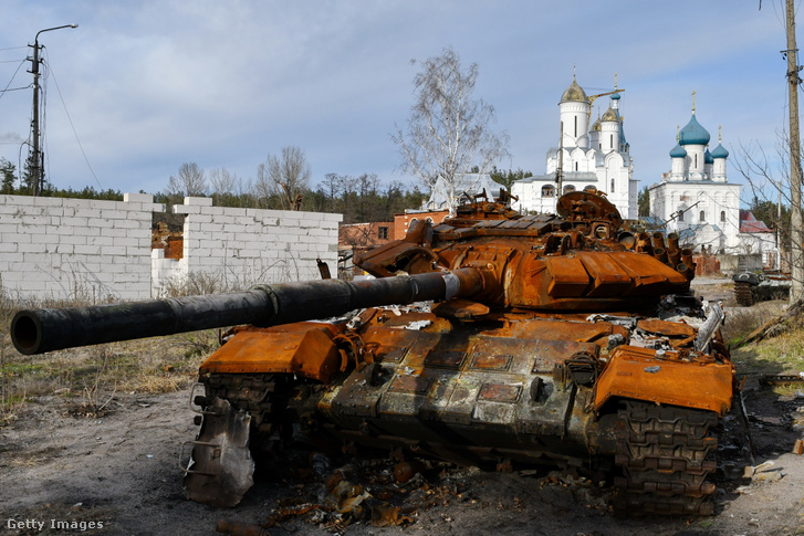 Egy megsemmisült orosz tank áll az út mellett, egy ortodox templom előtt 2022. november 30-án Bahmut közelében